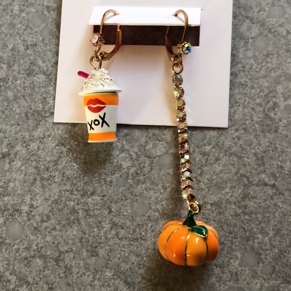 Betsey Johnson Pumpkin Spice Coffee & Pumpkin Mismatch Drop Earrings NWT - Picture 10 of 13
